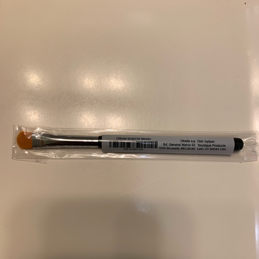 Younique cream shadow brush